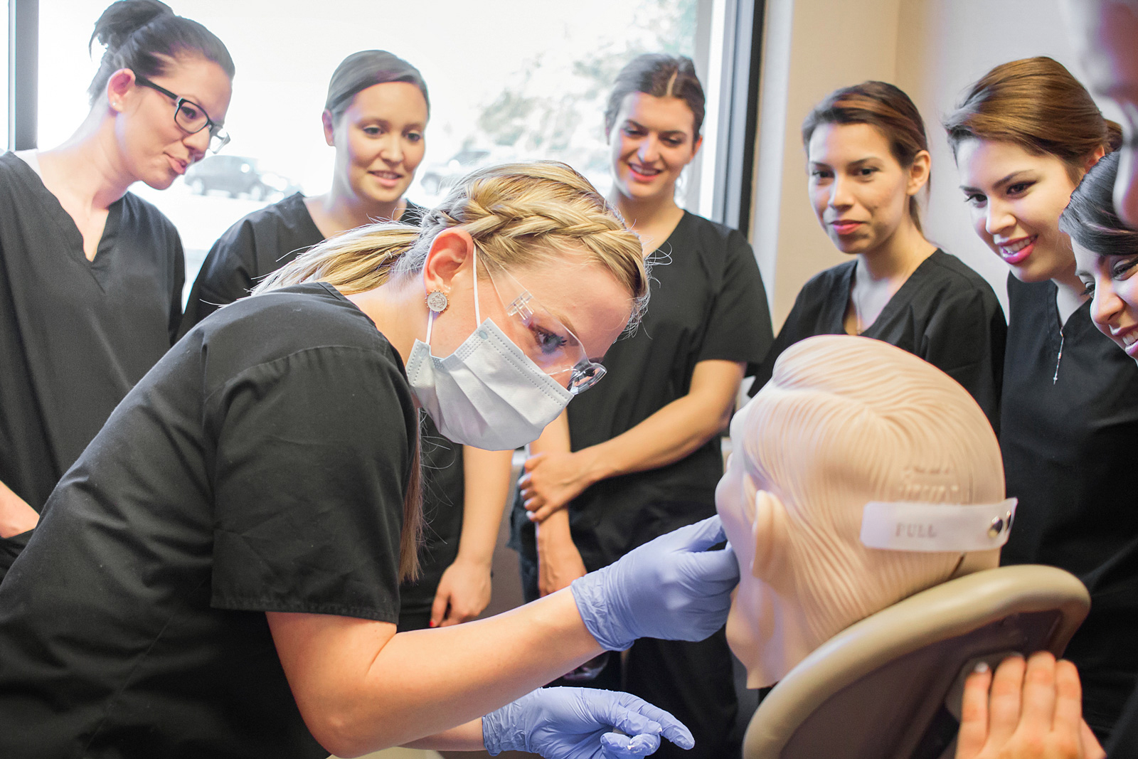 What To Look For in a Dental Assistant Training Program